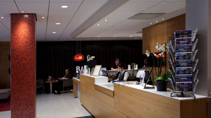 Reception desk of Spar Hotel, which uses Philips hotel lighting to illuminate the space